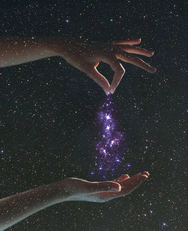 Dos manos bajo un cielo estrellado, con una nube de partículas violeta cayendo entre ellas.