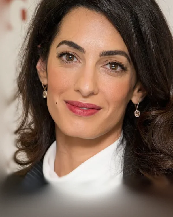 Retrato de Amal Clooney
